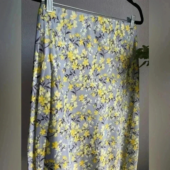 Floral silky midi a line skirt - Picture 4 of 6